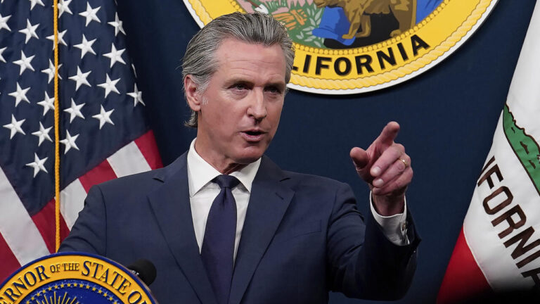 Gavin Newsom chỉ trích Phó Tổng thống Vance vì chuyến đi Disneyland
