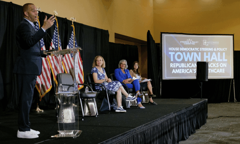 “Đẹp” hay “Xấu,” dự luật khổng lồ của Trump định hình cuộc đua giành Hạ viện 2026