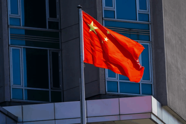 Nữ sinh Trung Quốc bị đuổi học vì “quan hệ không đúng mực với người nước ngoài”