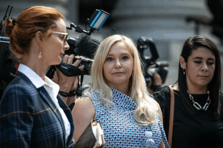 Gia đình nạn nhân Epstein kêu gọi Trump không ân xá Maxwell: “Bà ta là quái vật phải mục rữa trong tù”