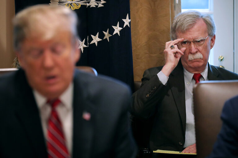 DONALD TRUMP MỞ MÀN TRẢ THÙ CỰU CỐ VẤN AN NINH JOHN BOLTON!