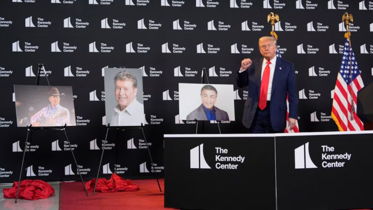 TRUMP CÔNG BỐ TÊN CÁC NGHỆ SĨ SẼ ĐƯỢC VINH DANH TẠI TRUNG TÂM NGHỆ THUẬT KENNEDY 2025 