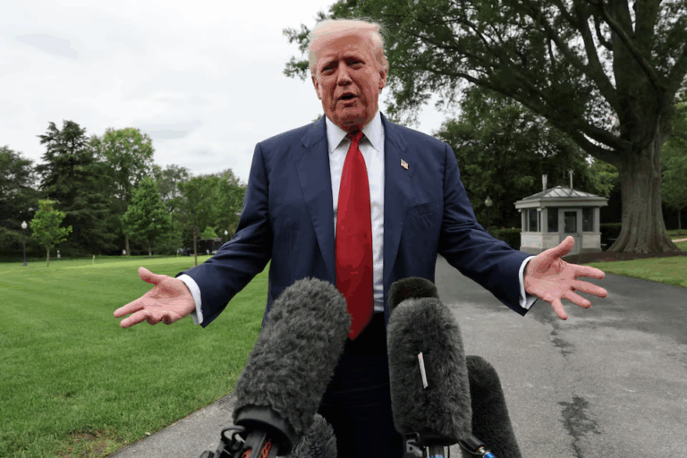 Tòa Bạch Ốc nhắm tới các ngân hàng khi Trump tố cáo bị phân biệt đối xử