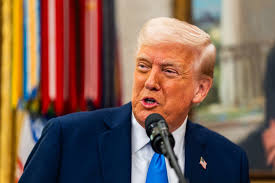 Trump tìm cách ca ngợi thuế quan, trấn an về kinh tế