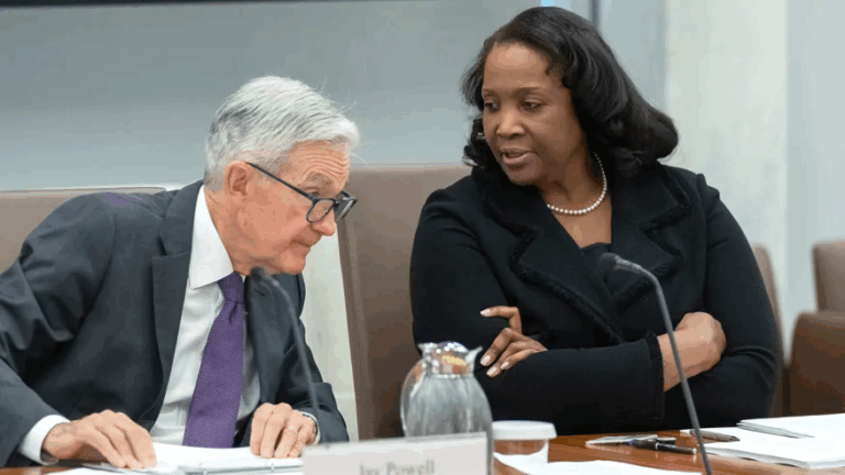 Thống đốc Fed Lisa Cook tuyên bố không từ chức bất chấp lời kêu gọi của Trump