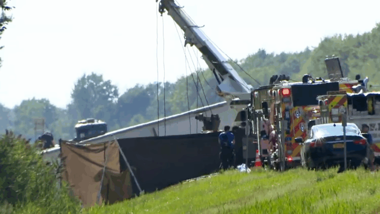 Ít nhất 5 người thiệt mạng trong vụ lật xe du lịch từ thác Niagara trở về New York