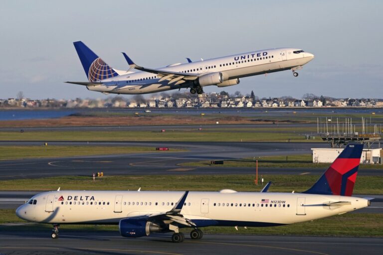 Delta và United Airlines bị kiện vì ghế cạnh cửa sổ không có cửa sổ