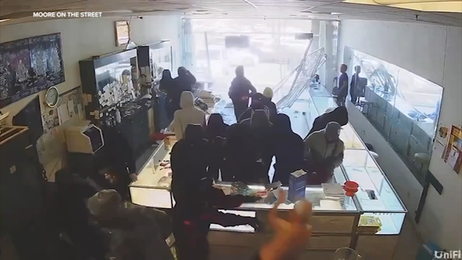 Tiệm vàng Kim Hưng ở San Jose bị cướp tấn công táo tợn