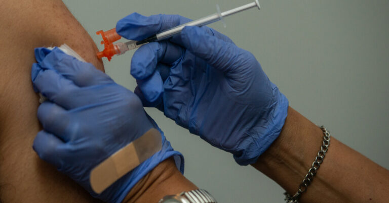 Thống đốc New York cho phép các hiệu thuốc tiêm vắc-xin COVID