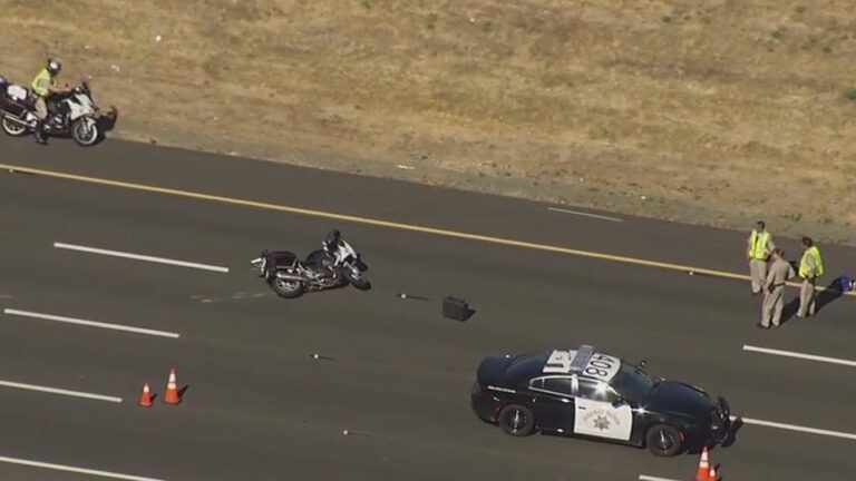 Xe Tesla đâm vào cảnh sát tuần tra xe máy, gây kẹt xe trên đường I-280