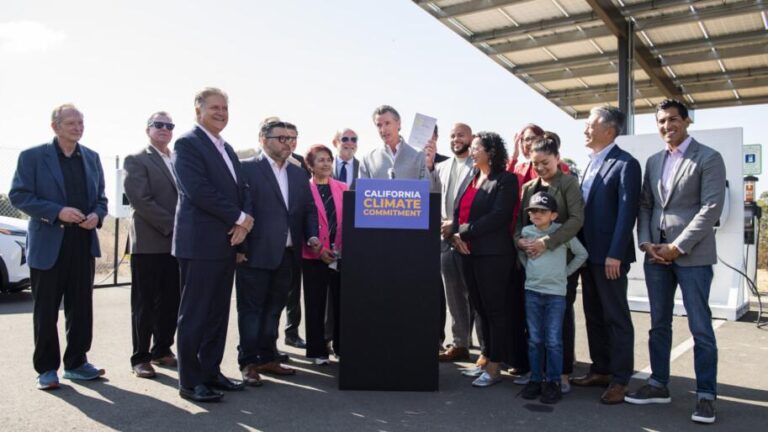 Thống đốc Dân chủ Gavin Newsom bang California ký luật về khí hậu và năng lượng sạch.