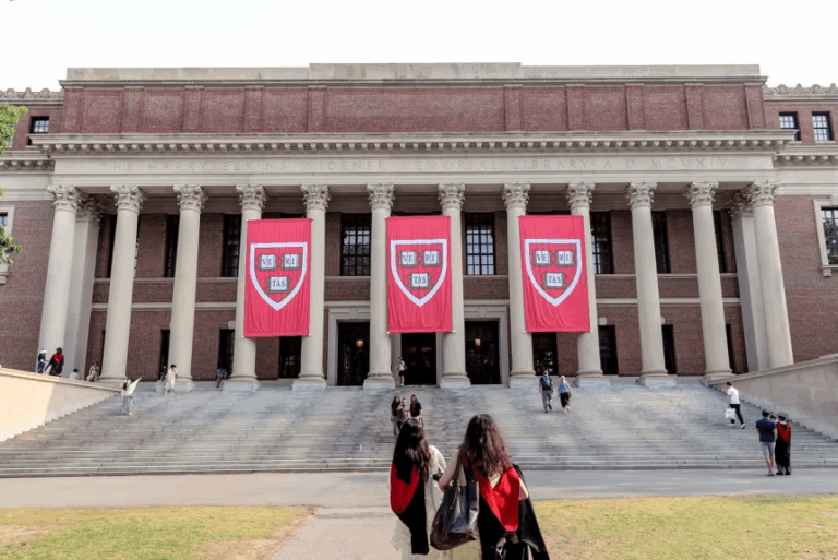 Thẩm phán liên bang phán quyết chính quyền Trump vi phạm pháp luật khi chặn 2 tỷ USD cấp cho Harvard