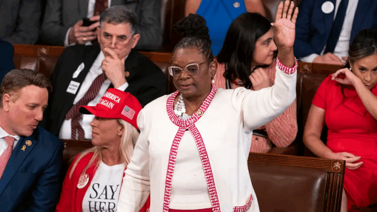 Dân biểu Dân chủ ví kế hoạch đổi tên dự luật của Trump với vụ Cracker Barrel