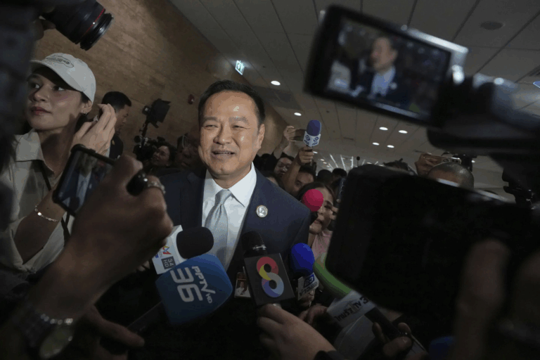 Các nhà lập pháp Thái Lan chuẩn bị bỏ phiếu chọn thủ tướng mới, các ứng viên cam kết sớm tổng tuyển cử