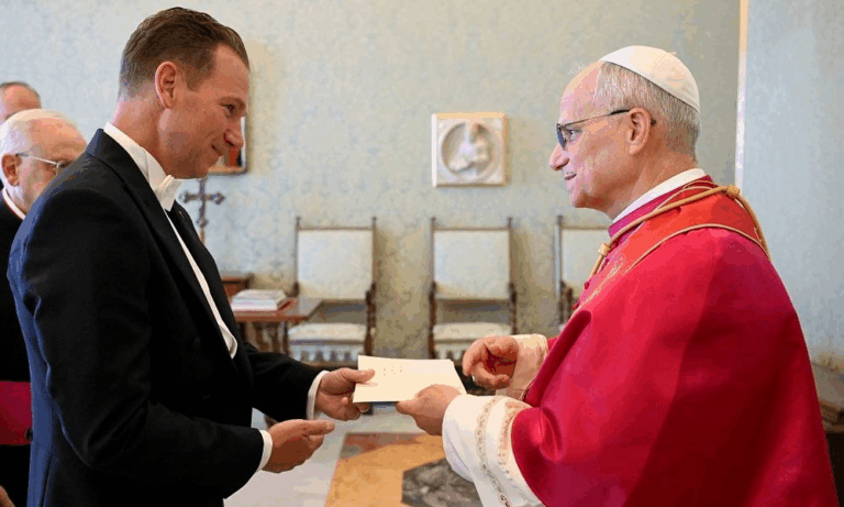 ĐẠI SỨ CỦA TRUMP MANG BÁNH ĐẾN VATICAN MỪNG SINH NHẬT 70 TUỔI GIÁO HOÀNG LEO XIV