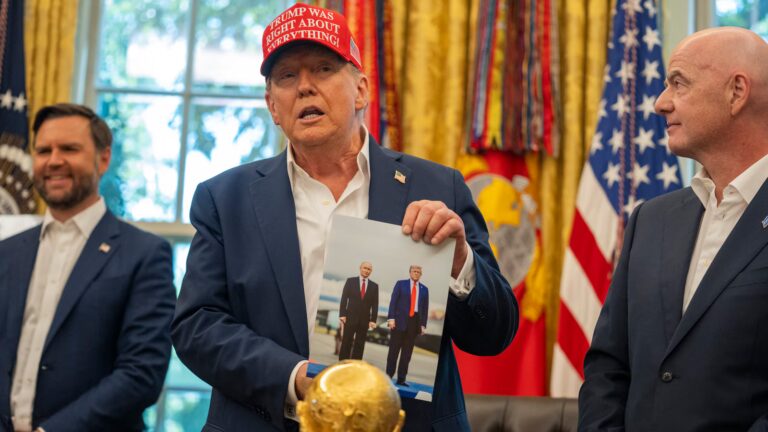 Trump bày tỏ sự thất vọng với Nga, Putin sau cuộc tấn công dữ dội vào Ukraine