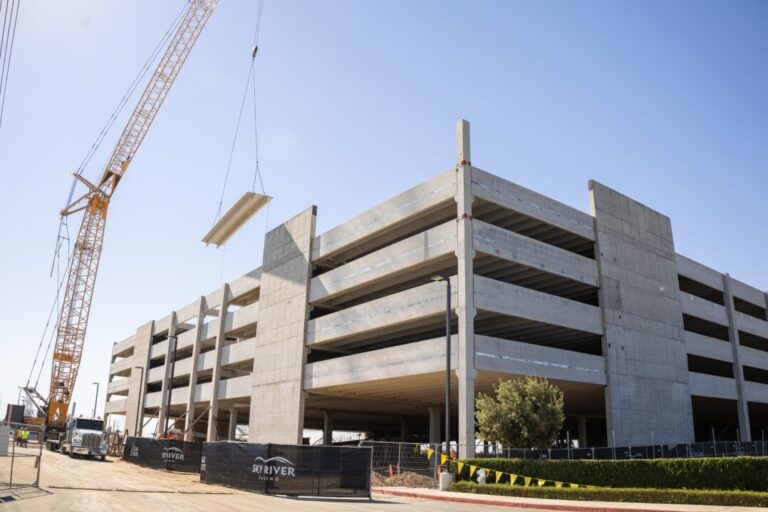 SKY RIVER CASINO ĂN MỪNG MỞ RỘNG VỚI LỄ “ĐẶT KHỐI BÊ TÔNG CUỐI CÙNG” CHO NHÀ ĐỖ XE