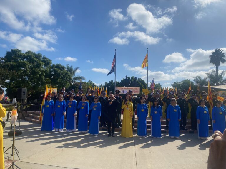 ĐÔNG ĐẢO ĐỒNG HƯƠNG DỰ BUỔI LỄ TÔN VINH CỜ VÀNG ĐẦY KHÍ THẾ TẠI TƯỢNG ĐÀI CHIẾN SĨ VIỆT MỸ QUẬN CAM