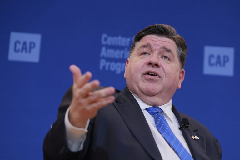 THỐNG ĐỐC DÂN CHỦ ILLINOIS THÁCH THỨC TRUMP “NGON THÌ ĐẾN BẮT TAO ĐI!”