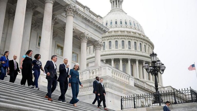 SAU KHI ĐÓNG CỬA CHÍNH PHỦ, TRUMP CÔNG BỐ SA THẢI HÀNG LOẠT VIÊN CHỨC!