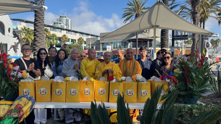 CHÙA LIÊN HOA- BỒI HỒI THÁNG MƯỜI LỄ RẢI TRO CỐT THÂN NHÂN BIỂN LONG BEACH