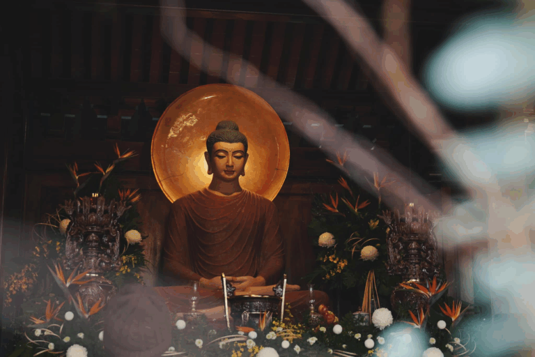 Từ Thiền Môn Thanh Tịnh đến Phồn Hoa Náo Nhiệt