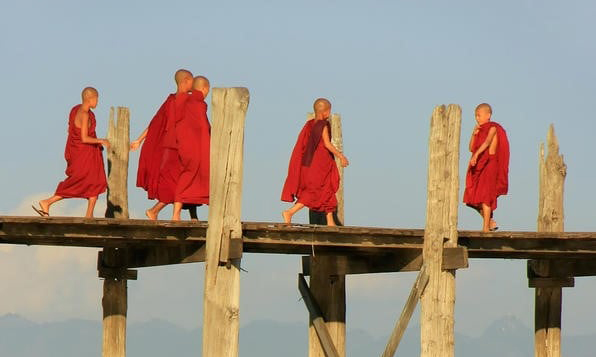 Thời Trang Phật Giáo Trong Văn Chương & Nghệ Thuật: Tỉnh Thức Hay Lạc Lối?