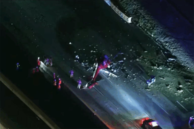 Ba người nguy kịch sau vụ rơi trực thăng trên xa lộ California