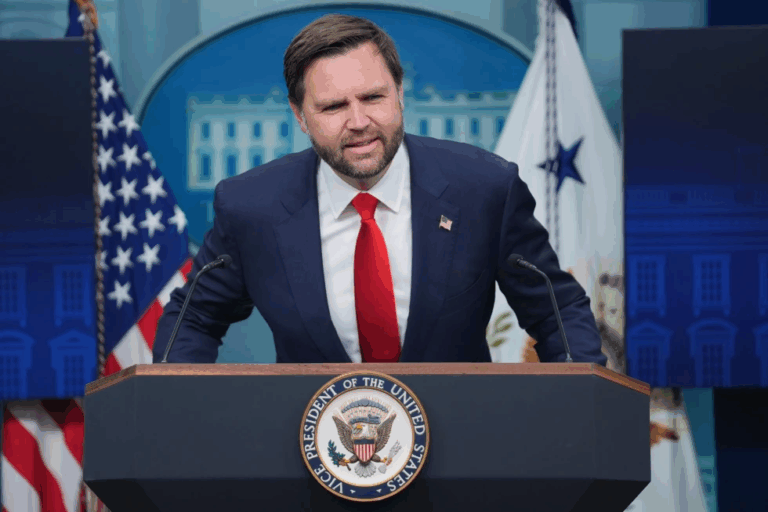 JD Vance bác bỏ làn sóng phẫn nộ về vụ rò rỉ tin nhắn phân biệt chủng tộc của nhóm Young Republicans