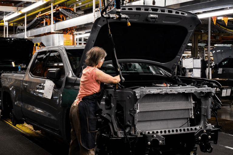 Trump gia hạn ưu đãi thuế quan cho ngành ô tô Mỹ