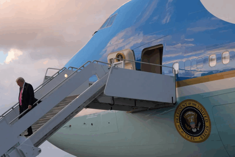 FBI điều tra chòi săn có tầm nhìn hướng về Air Force One ở Palm Beach