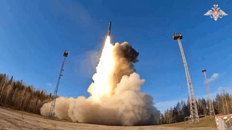 Mỹ trừng phạt các công ty dầu khí Nga trong lúc Moskva tổ chức diễn tập hạt nhân