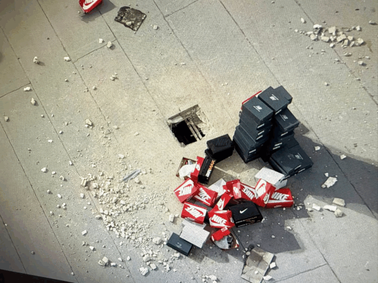 Vụ trộm táo tợn tại trung tâm thương mại Florida: Kẻ gian khoét lỗ trần, lấy đi 50.000 USD giày thể thao