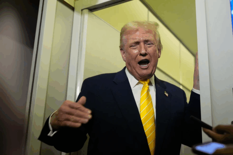 Bộ Tư pháp âm thầm thay thế loạt chữ ký “giống hệt nhau” của Trump trên các lệnh ân xá gần đây