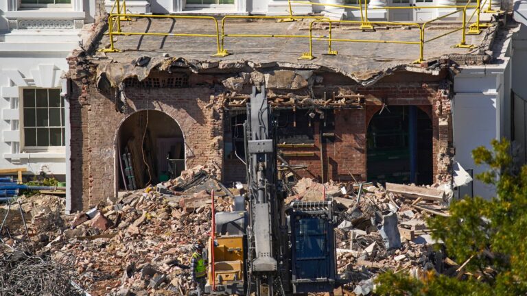 Thẩm phán bác bỏ yêu cầu tạm ngăn chặn việc xây dựng phòng khiêu vũ của Trump.