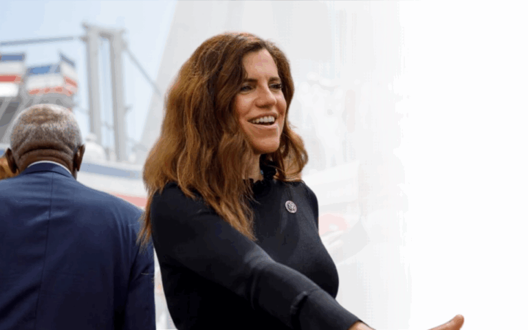 Cố vấn chiến dịch của Mace từ chức, cáo buộc bà quay lưng với MAGA