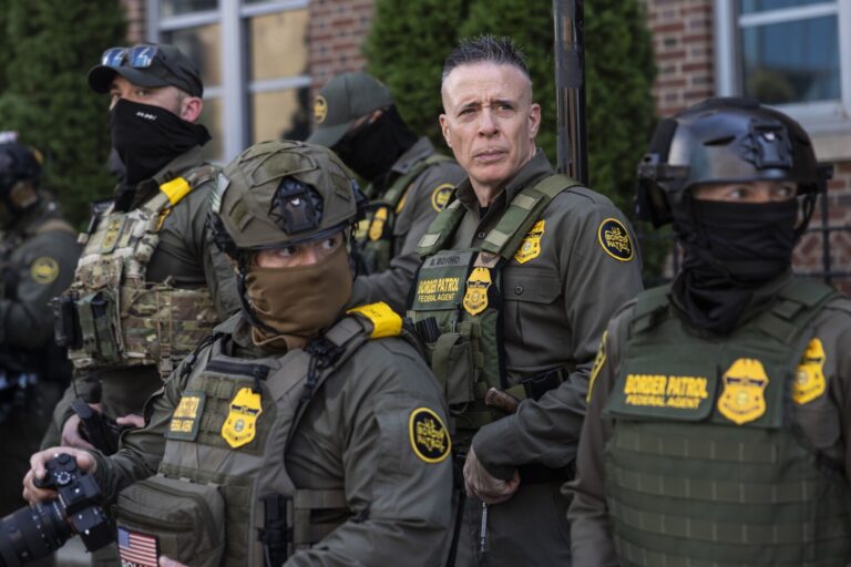 Chỉ huy Tuần tra Biên giới Mỹ dọa “Chúng tôi sẽ ở Chicago trong nhiều năm”