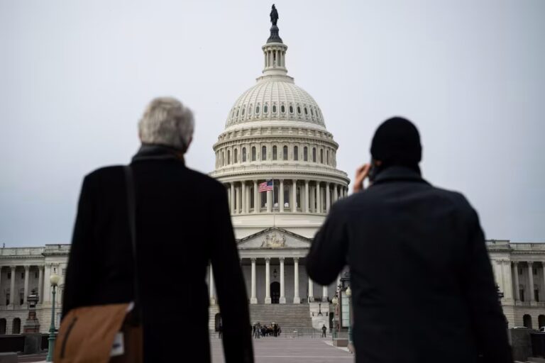 Quốc hội chạy đua với thời gian để ngăn chi phí y tế leo thang đối với hàng triệu người Mỹ