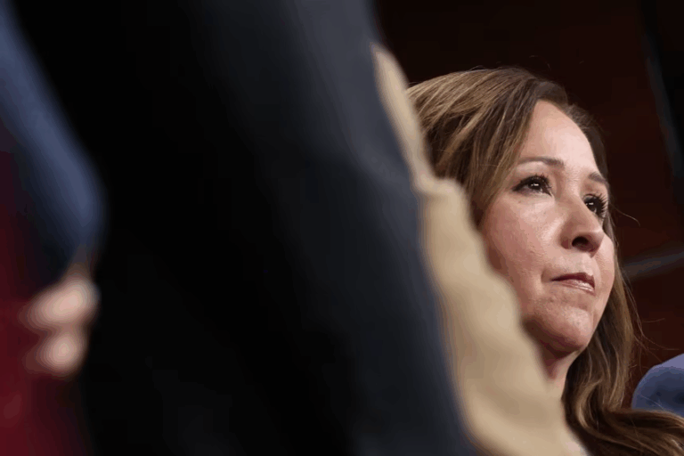 Nữ dân biểu Dân chủ cho biết bà bị xịt hơi cay trong một cuộc bố ráp của ICE tại Arizona