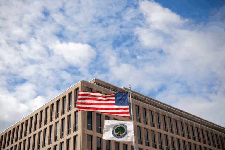 Chính quyền Trump công bố thỏa thuận chấm dứt kế hoạch trả nợ sinh viên thời Biden