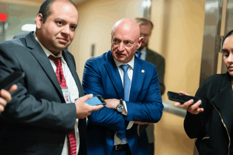 Bộ Quốc phòng Mỹ mở cuộc điều tra chính thức đối với Thượng nghị sĩ Mark Kelly