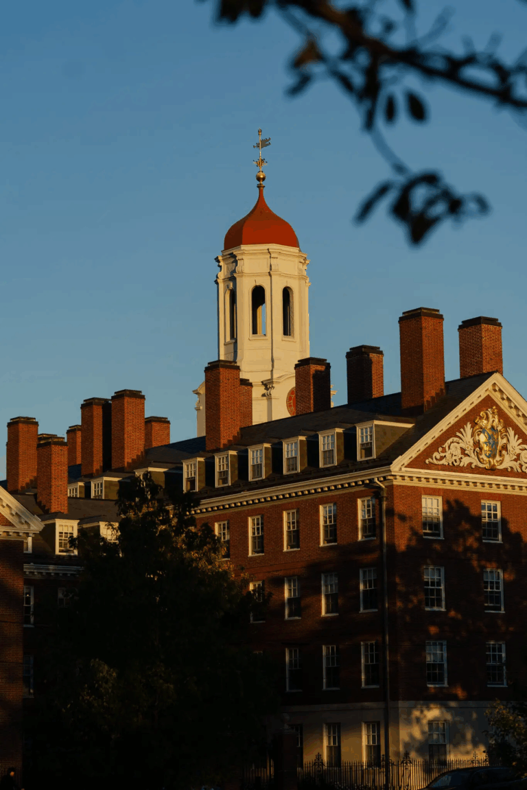 Thư tín riêng tư phơi bày cuộc đấu tay đôi leo thang giữa Harvard và chính quyền Trump