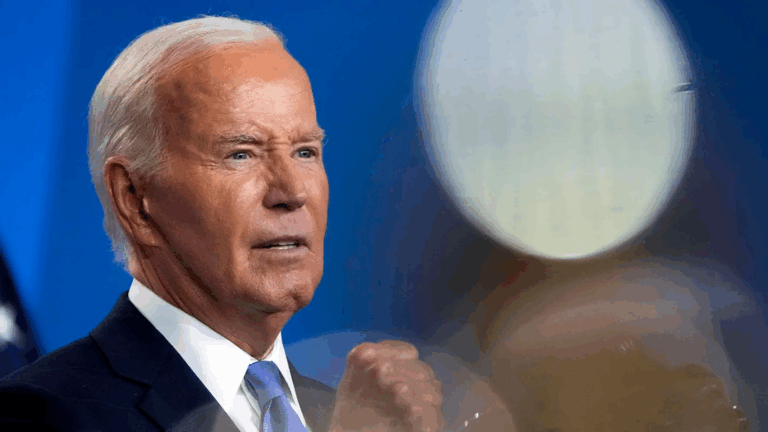 Biden “gần như biến mất” trong ảnh Giáng sinh gia đình, khi Hunter xuất hiện nổi bật ở vị trí trung tâm