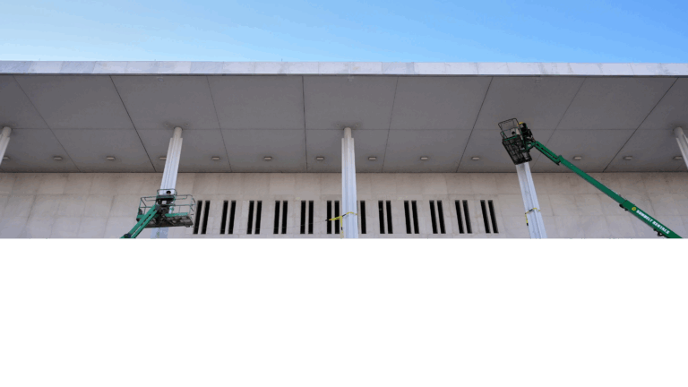 Trung tâm Kennedy lên án nhạc sĩ hủy diễn vì tòa nhà mang tên Trump