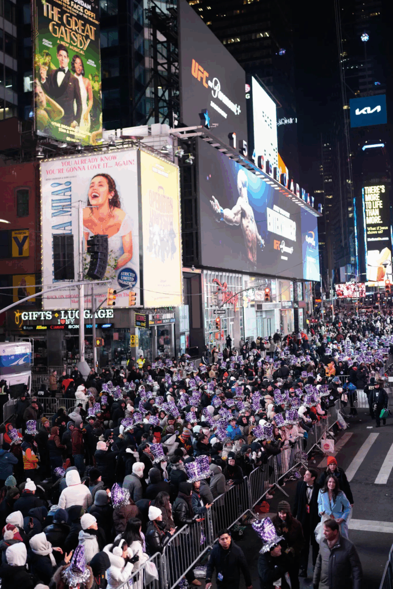 Dòng người nô nức đổ về Quảng trường Thời Đại đón năm 2026