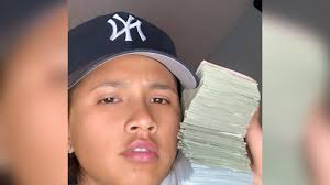 Nhân viên bưu điện ăn cắp thư, lấy tiền du lịch xa xỉ ở nước ngoài