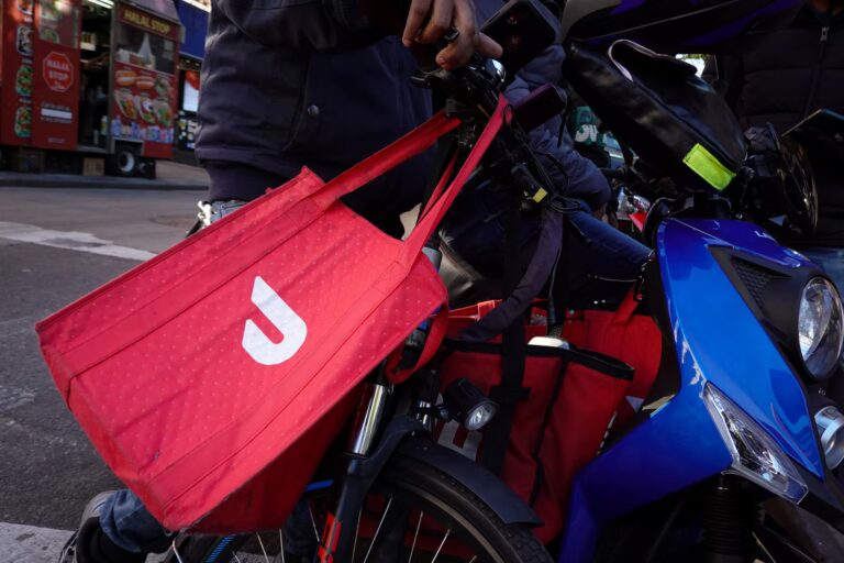 Thẩm phán bác yêu cầu của DoorDash và Uber về ngăn chặn luật tùy chọn tiền tip tại New York.