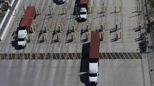 California trì hoãn thu hồi hàng ngàn bằng lái xe tải của người nhập cư