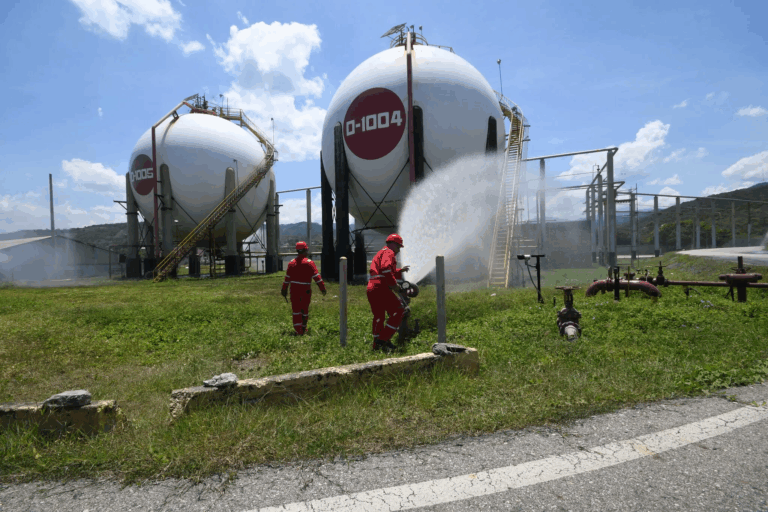 Trump từ lâu muốn “lấy dầu mỏ”. Nay ông nói sẽ làm điều đó tại Venezuela