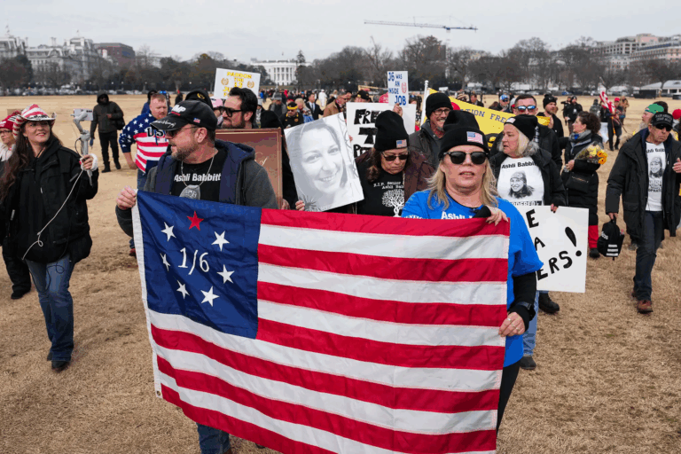 Những người bạo loạn ngày 6/1 được ân xá xuống đường, ca ngợi Trump nhưng đòi hỏi nhiều hơn từ chính quyền